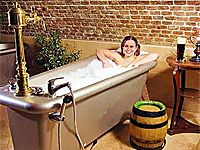 MELEG SÖRFÜRDŐ ÉS BOR-WELLNESS A HIDEG NAPOKRA MELEG SÖRFÜRDŐ ÉS BOR-WELLNESS A HIDEG NAPOKRA