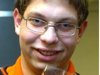 TIZENÖT ÉVES BORSZAKÉRTŐ VILLÁNYBÓL TIZENÖT ÉVES BORSZAKÉRTŐ VILLÁNYBÓL